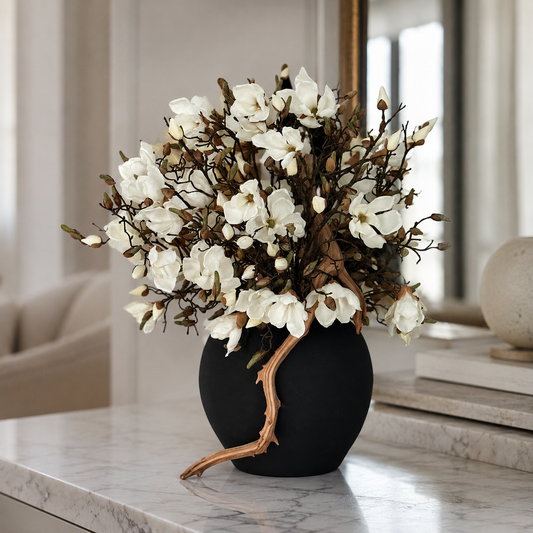 Magnolias Blancas en Jarrón Konos Negro Mate | Botánica Luma