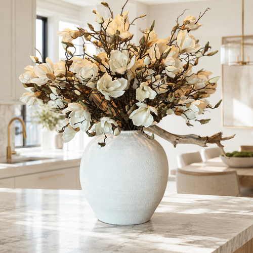Magnolias Blancas en Jarrón Konos Blanco Mate | Botánica Luma